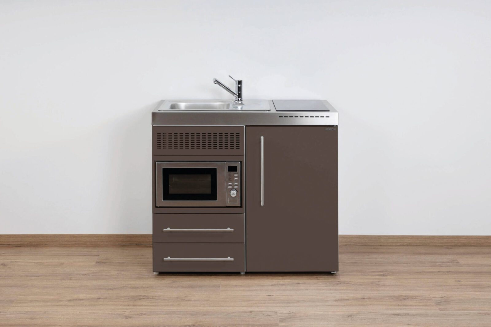 Een kleine keuken met spoelbak en een Premium compact keukenblok met koelkast en magnetron 100 cm | P1000, gevestigd te Nijkerk.