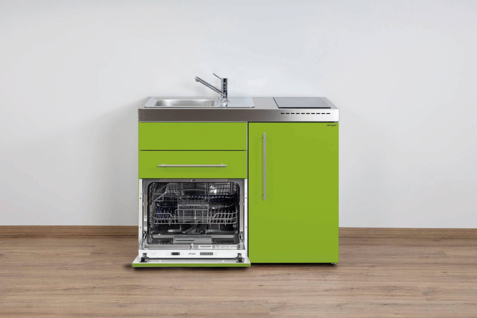 kitchenatwork Compact keukenblok met RVS spoelbak, groene kast en ingebouwde vaatwasser met open deur.