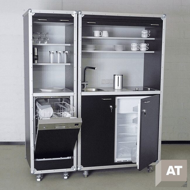 Rollende keuken met een keukenkast, beiden afsluitbaar met vaatwasser, koelkast, spoelbak en kookplaat.