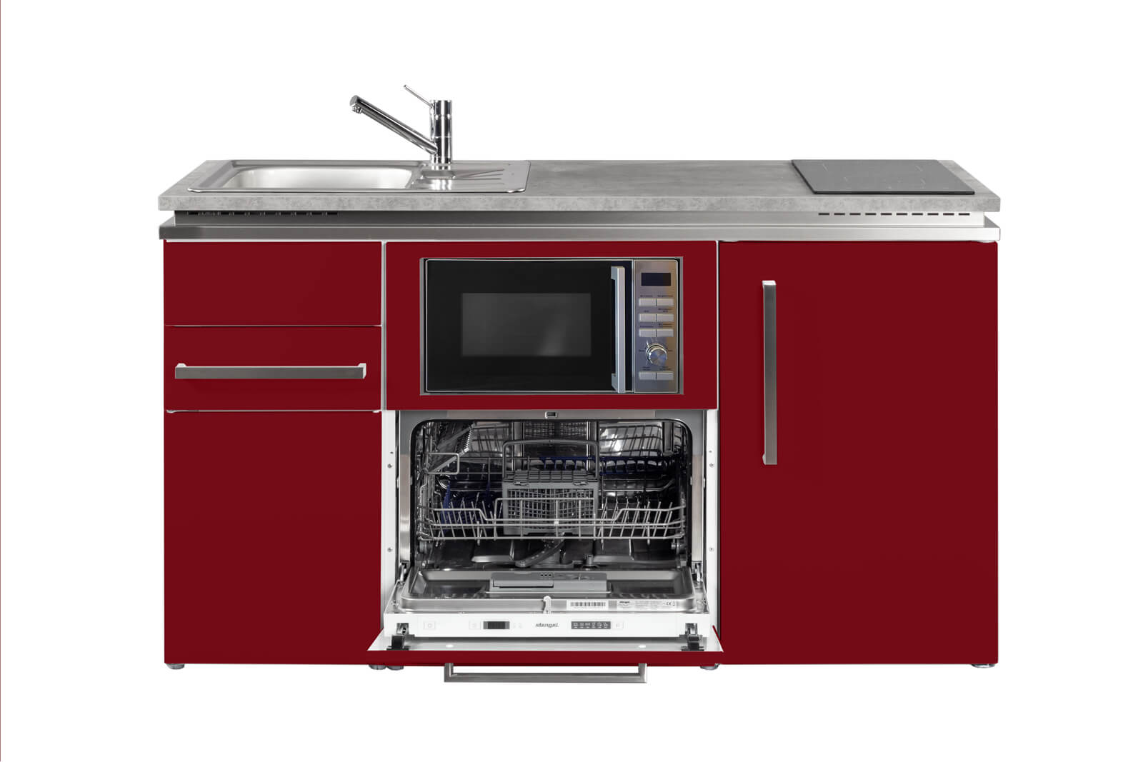 kitchenatwork Compact keukenblok met een strakke rode afwerking, uitgerust met een spoelbak, kookplaat, magnetron en een open vaatwasser, waardoor de rekken aan de binnenkant zichtbaar zijn.