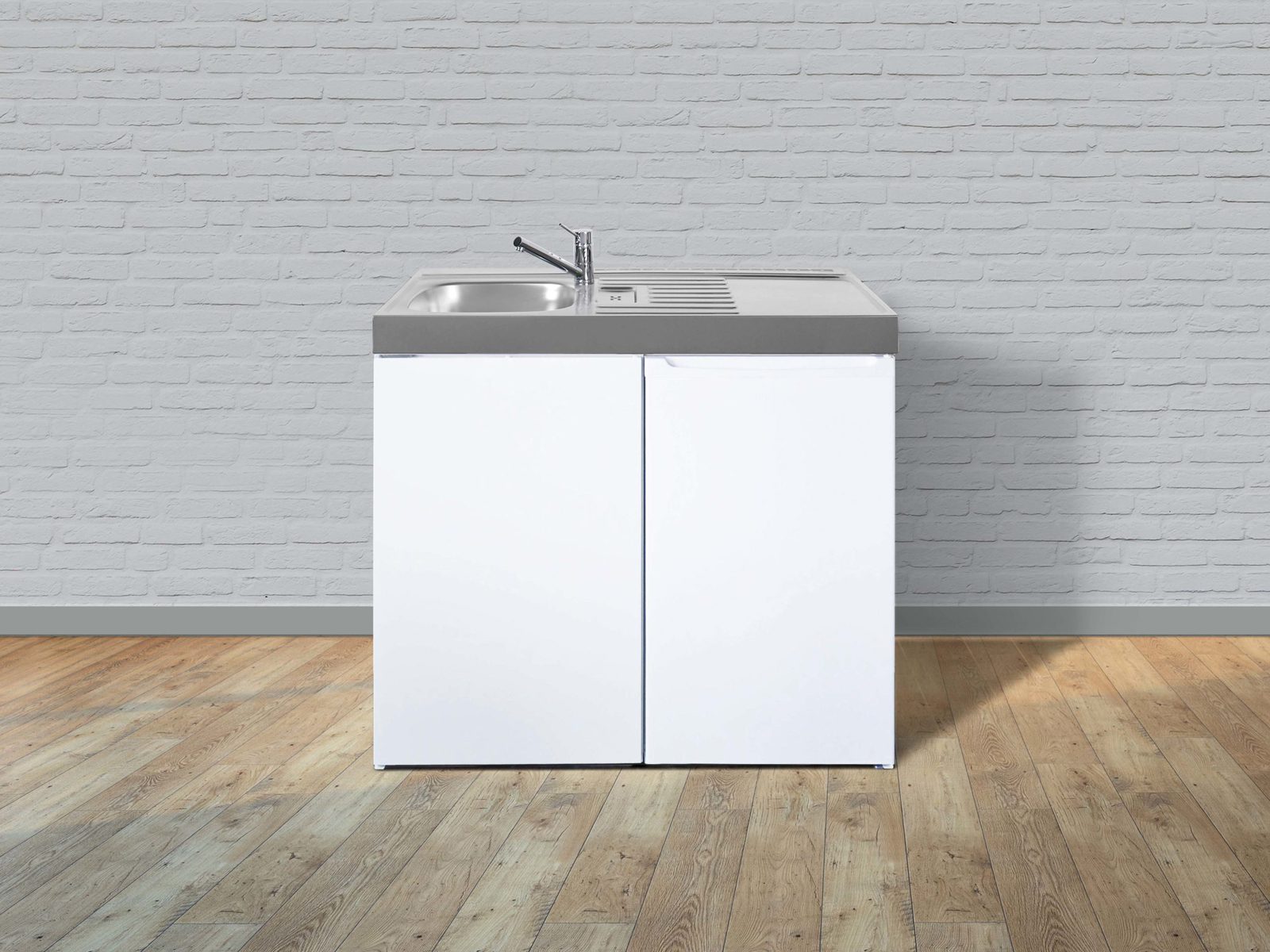 Easy-lijn RVS keuken zonder kookplaat met koelkast en spoelbak.