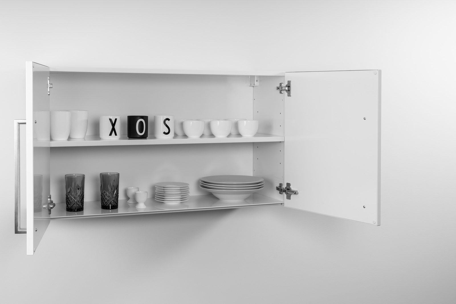 Metalen kast voor de Steel-lijn keukens in het wit.