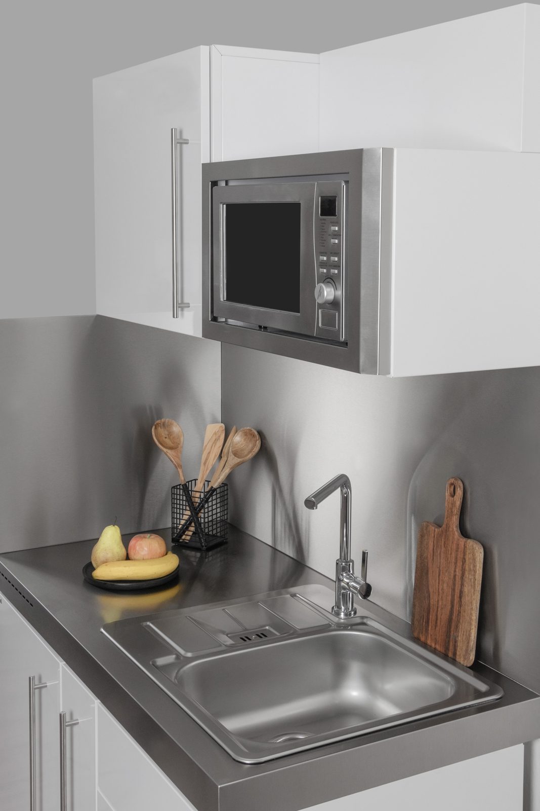 Compacte metalen witte keuken