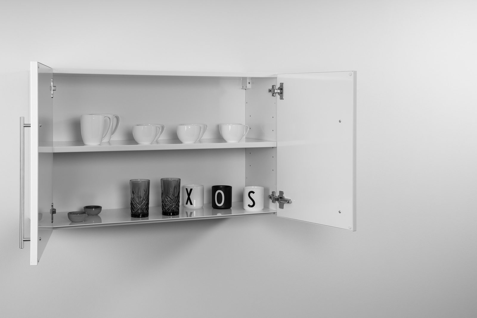 Brede hangende keukenkast wit met open deur