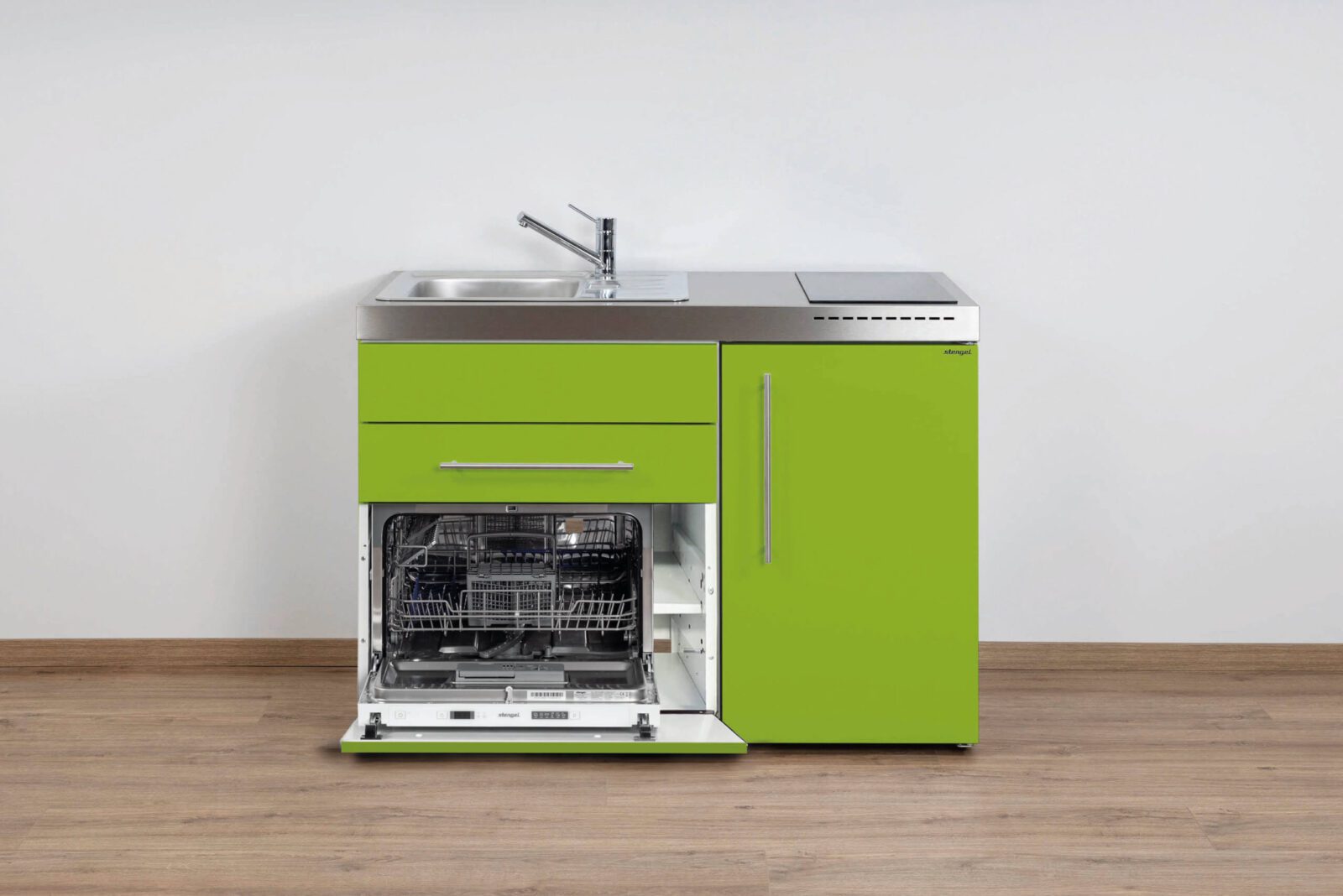 Een groene Keukenblok premium RVS met apparatuur en apothekerslade 120 cm | P1200 met vaatwasser en spoelbak op het werk.