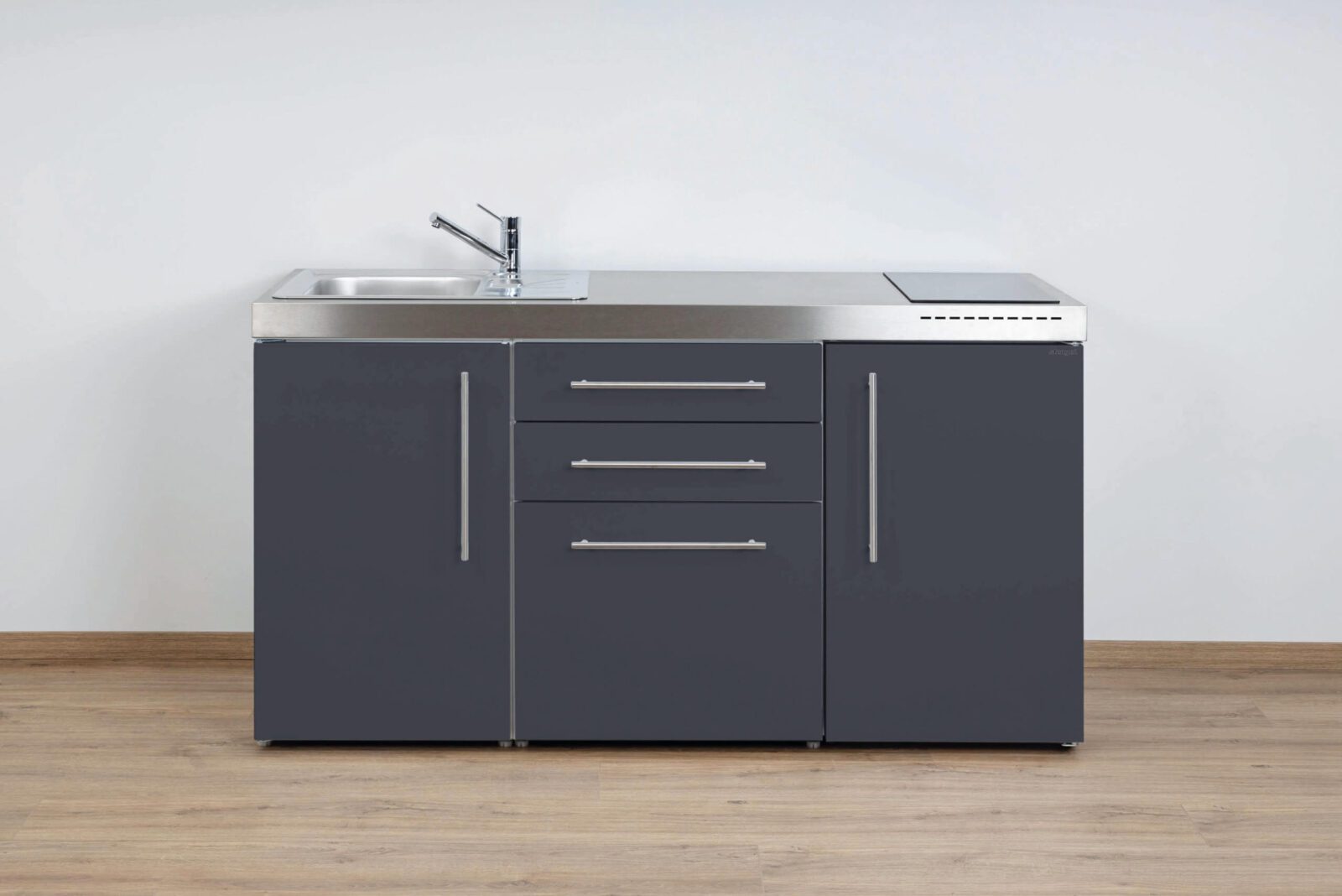 Een Premium RVS compacte minikeuken met koelkast 160 cm | P1600 met spoelbak en kasten op het werk in Nijkerk, keuken kantoor.