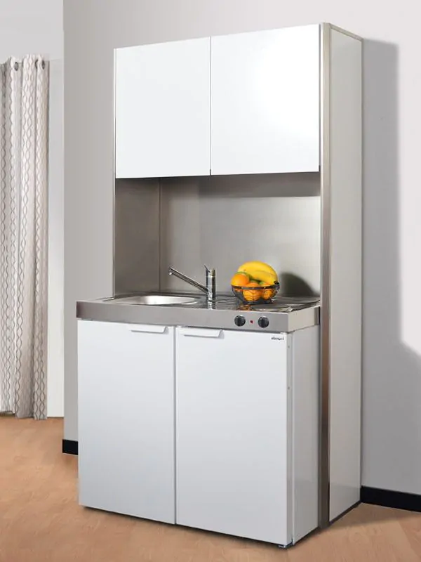 Een kleine Ombouw met bovenkast S2000 - Staallijnkeuken op het werk met witte kasten en een spoelbak.