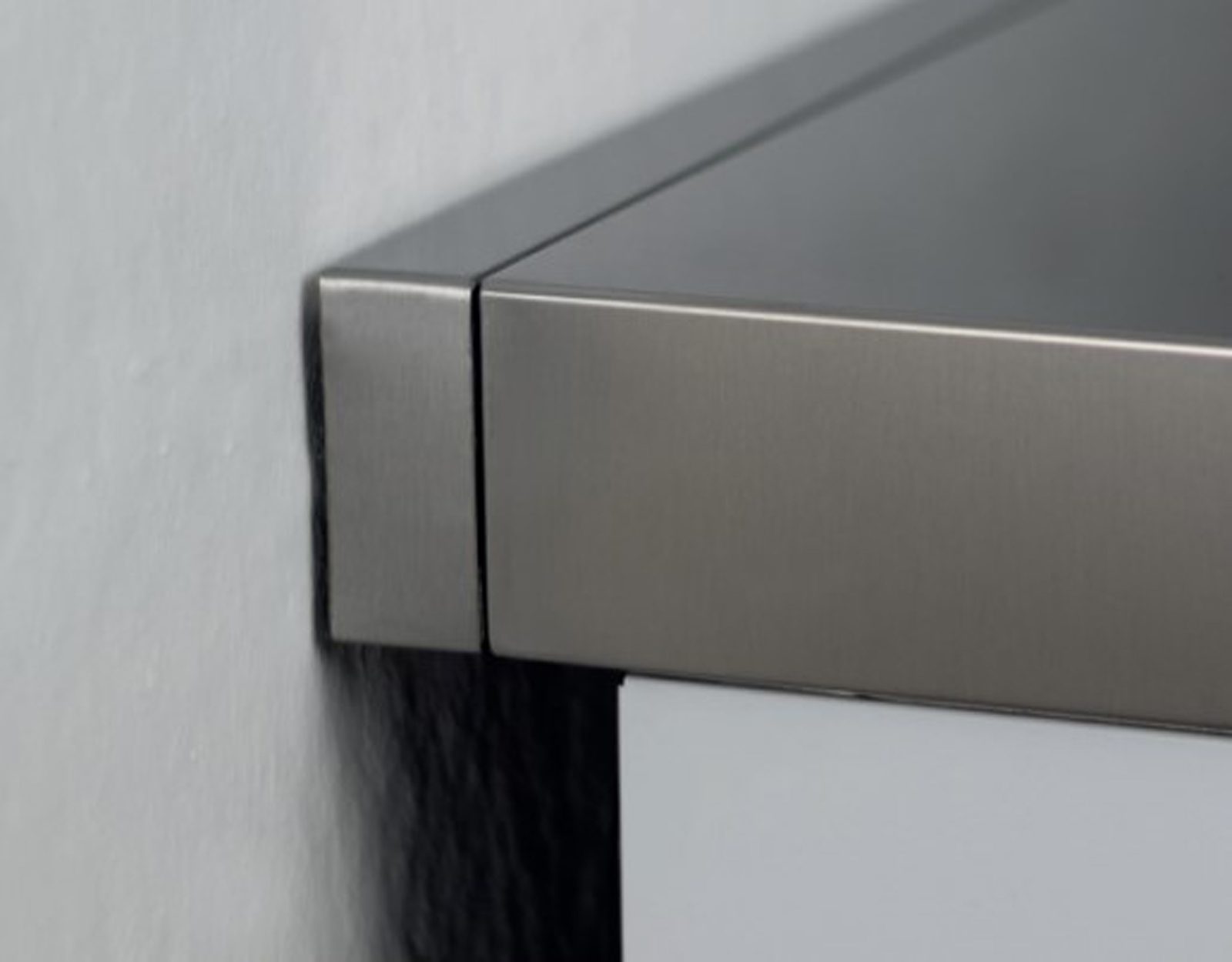 Een close up van een Afstandhouders | Steellijnplank in een keuken op het werk.