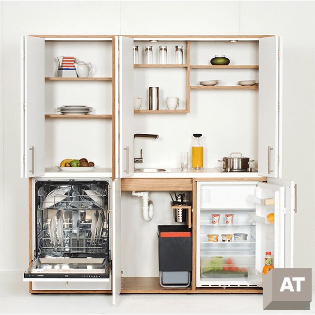 Afsluitbare keuken met apparatuur en besteklade.