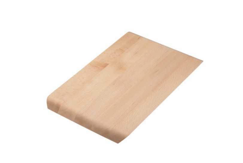 Een Snijplank hout | Steel-lijn aan het werk in een witte keuken.