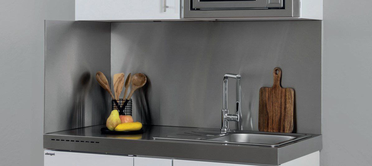 Een kleine keuken op het werk met een spoelbak en spatwanden | Staallijn.