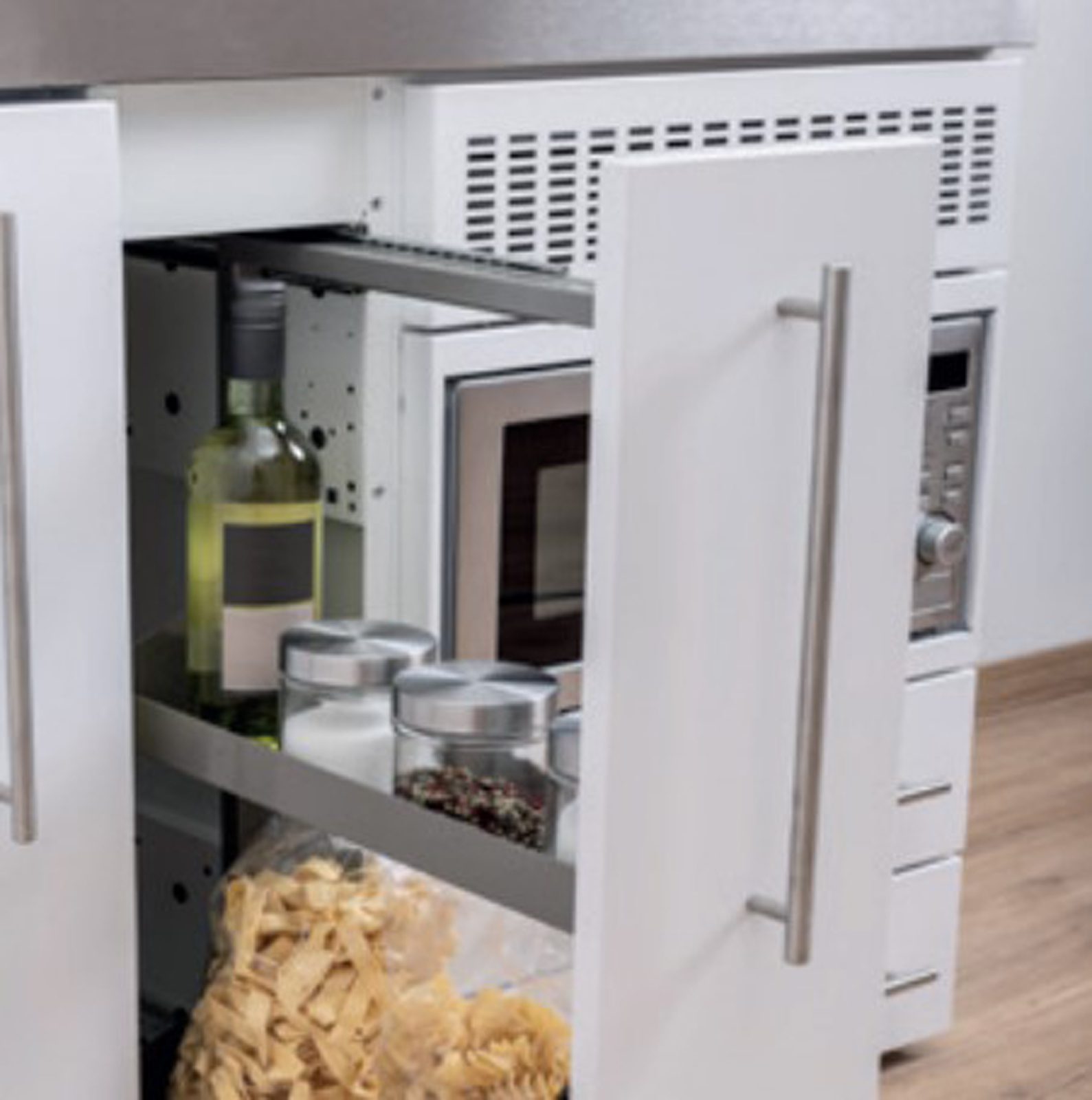 Tray voor een uitrekbare apothekerskast in de Steel-lijn keuken.