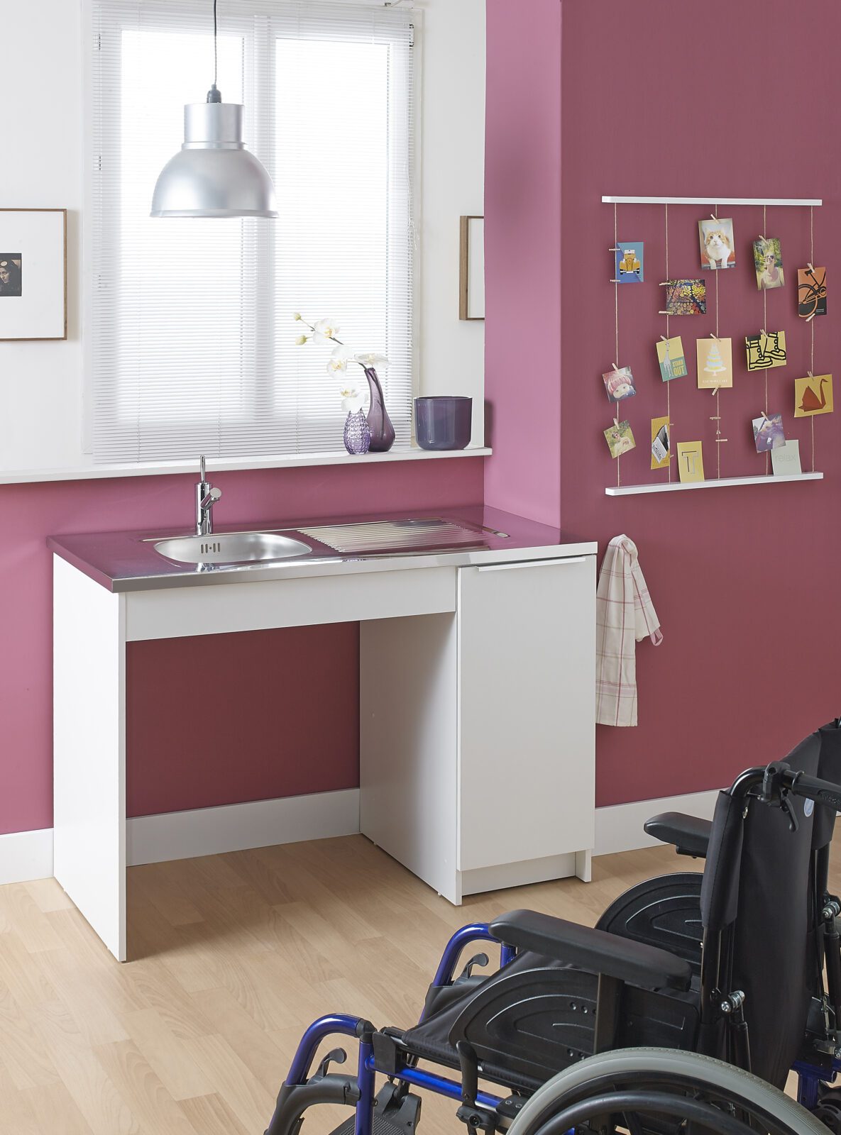 Een Aangepast keukenwerkblad 120 cm met onderkast voor mindervaliden in een keuken kantoorruimte.