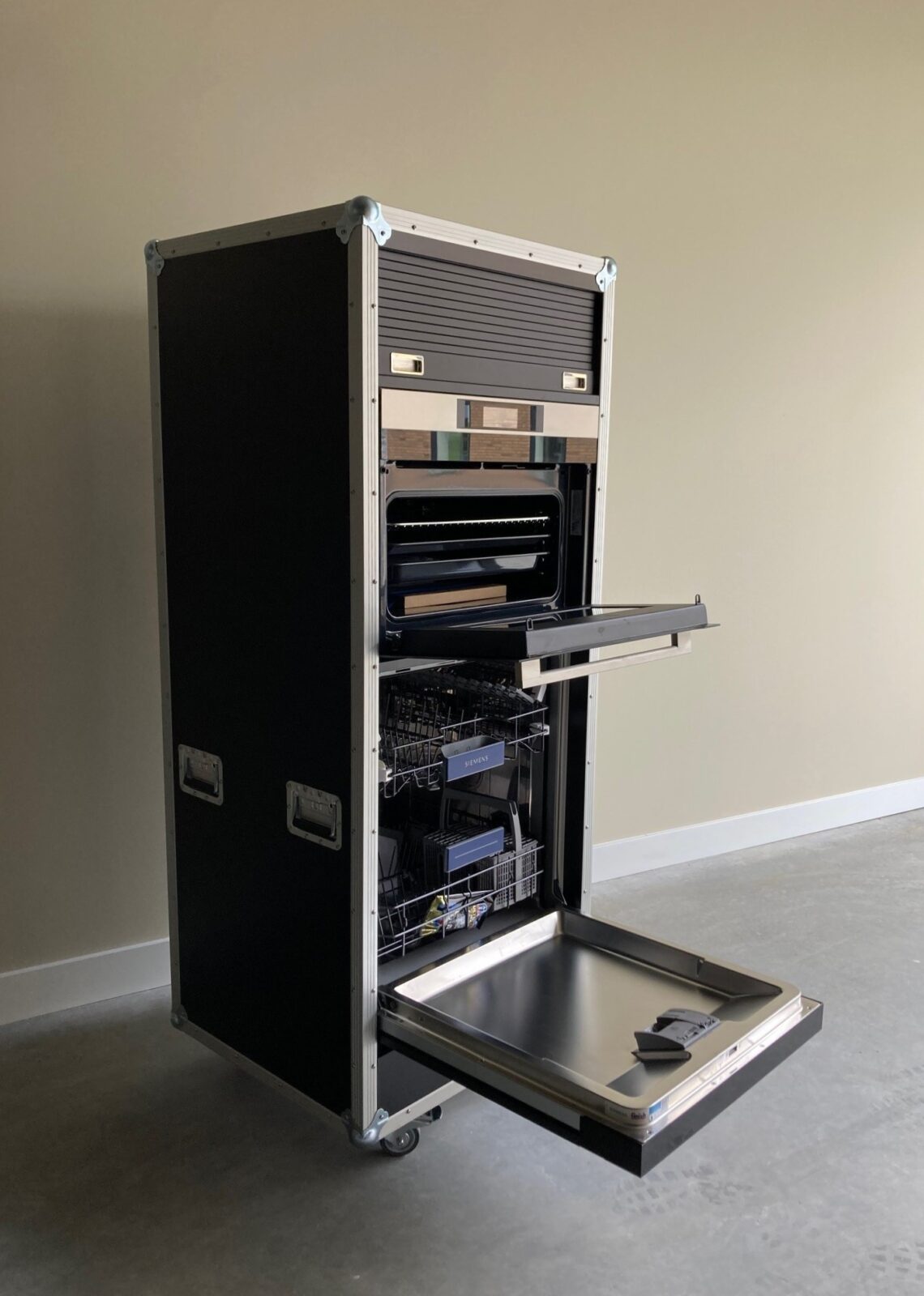 Mobiele keuken in flightcase met vaatwasser en oven