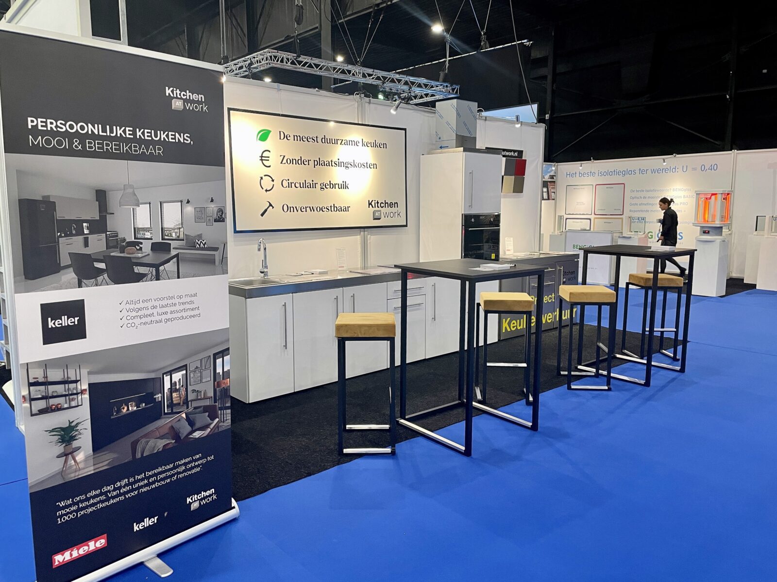 Een stand op een beurs met De meest duurzame keuken! | Steellijn krukken en tafels.