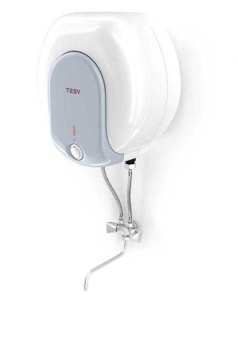 Een wit met blauwe Keukenboiler 10 liter UP incl. ketelkraan | Tesy hangt aan de muur in een keuken op het werk.