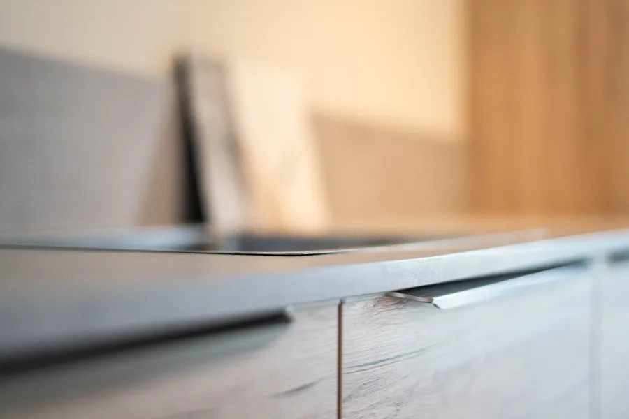 Een close-up van een gootsteen in een keuken op het werk.